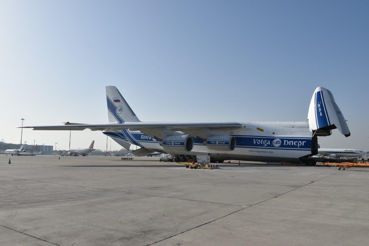 È partito oggi da Venezia Airport verso Singapore un Antonov 124, aeromobile da record per dimensione e apertura alare. Ecco le foto di questo esemplare d'eccezione sulla nostra pista ✈💙 #VeneziaAirport #VCEAirportTeam