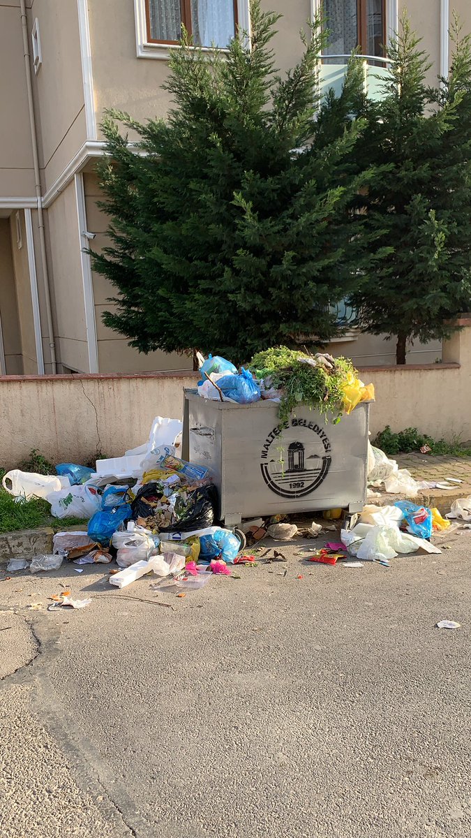 Başkan olayın ciddiyetin  farkında değil herkes çöpünü belediye binasının önüne atarak tepkisini gösterebilir ya da bunu hep birlikte yapalım. Belediye hizmet vermek zorundadır bunu hatırlatalım #MaltepedeGrevVar #maltepecopoldu #maltepeiscisikazanacak #MaltepeÇöpOldu