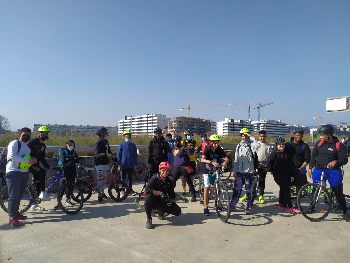 centrecruilla's tweet photo. Primera ruta organitzada pels joves que participen al taller de bicis.@salutpublicabcn @Bcn_NouBarris https://t.co/tuPx63Se3g