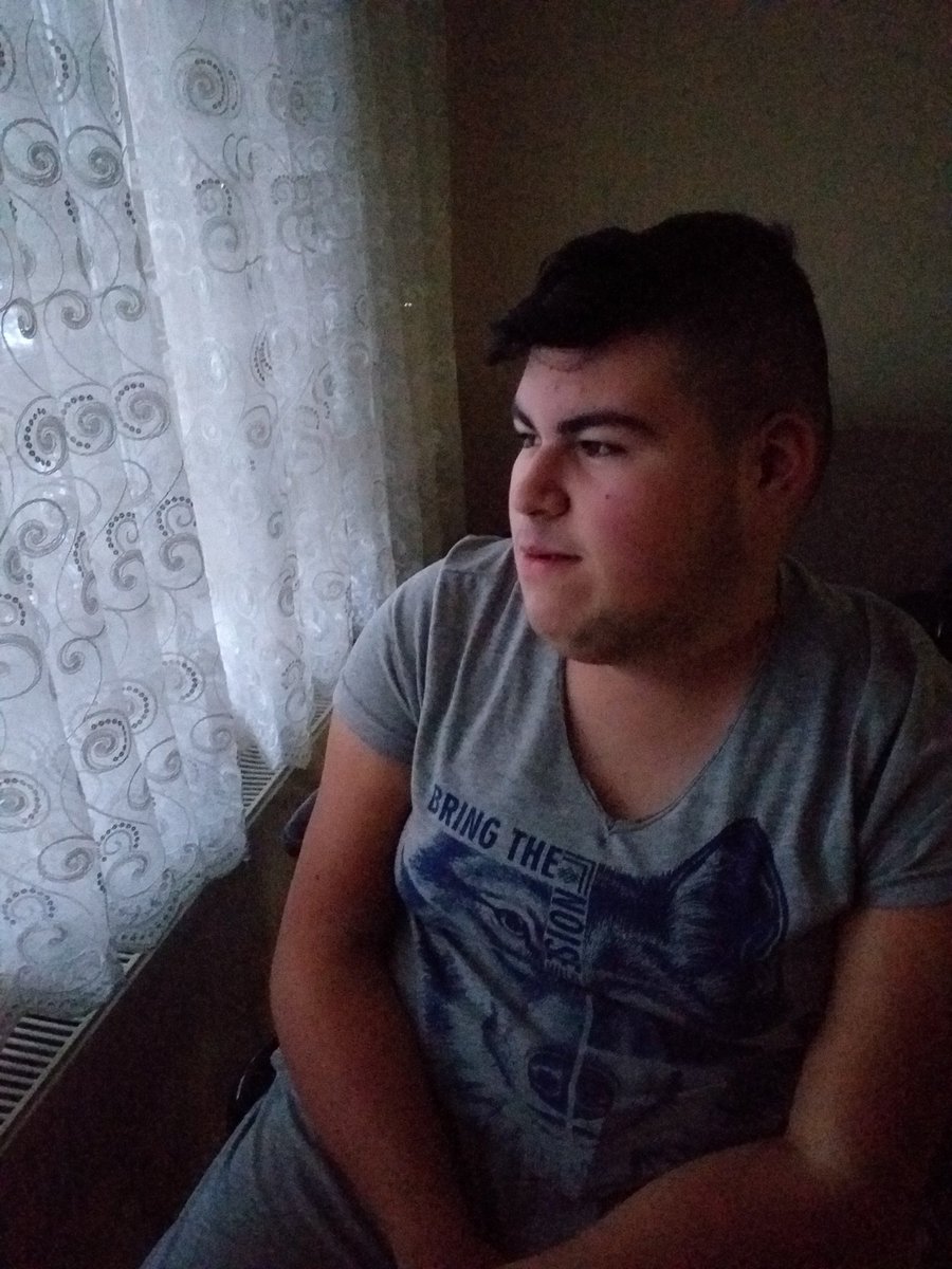 Umudum ol hep uzakdan bakar oldum yarınlara ne  olur yarinlarim ol