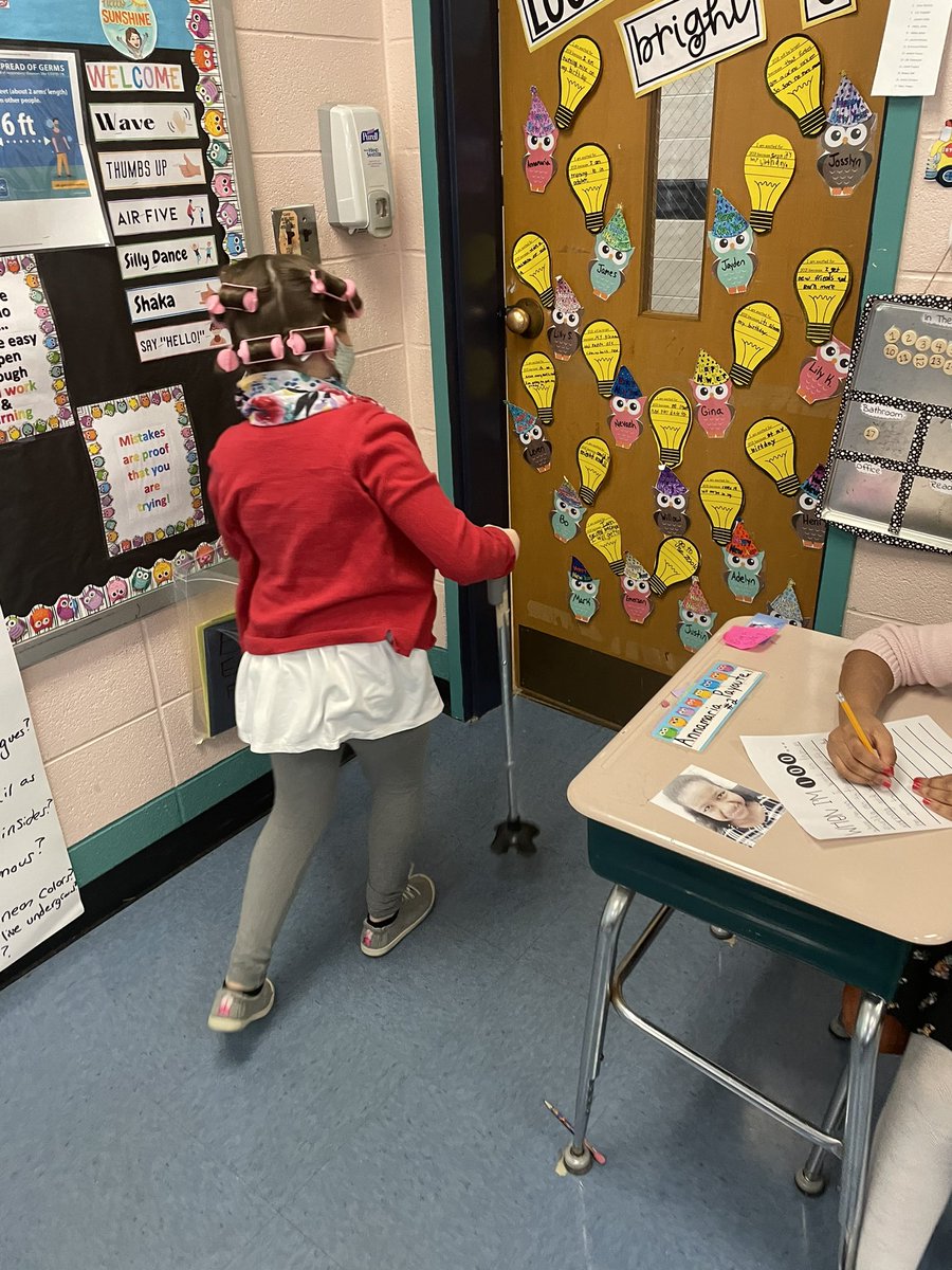 Miss_Kirch's tweet photo. We had fun celebrating the 100th day of school and all the learning we’ve done so far this year!!! #DCSanchors #100thday https://t.co/fUpUojzKaw