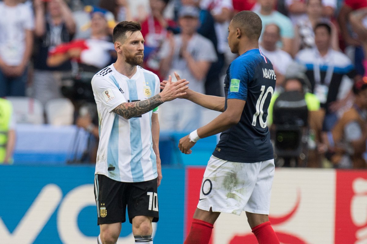 Kylian Mbappé: "I want to imitate Cristiano Ronaldo's career, because imitating Messi's is impossible."