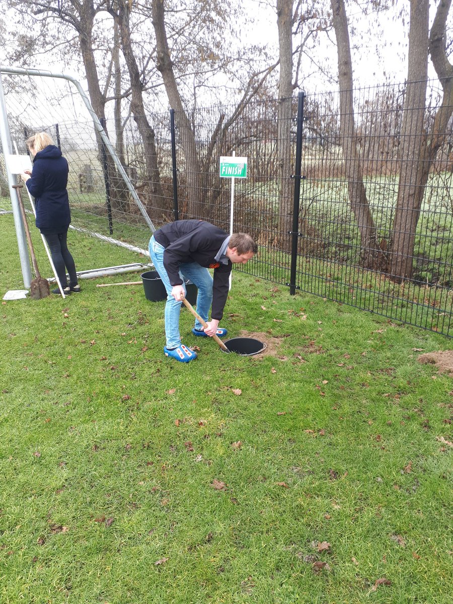 sv_vcr's tweet photo. SV FOOTGOLF - Footgolf in eigen dorp! Speel vanaf nu alle zes holes in en rondom de Geast. Wie zet de beste score neer?

Neem het op tegen je teamgenoten, vrienden, heit, mem, pake, beppe, buorfrou, broer of sus en deel je score via de groepsapp of Instagram. https://t.co/SNLHneu5nO