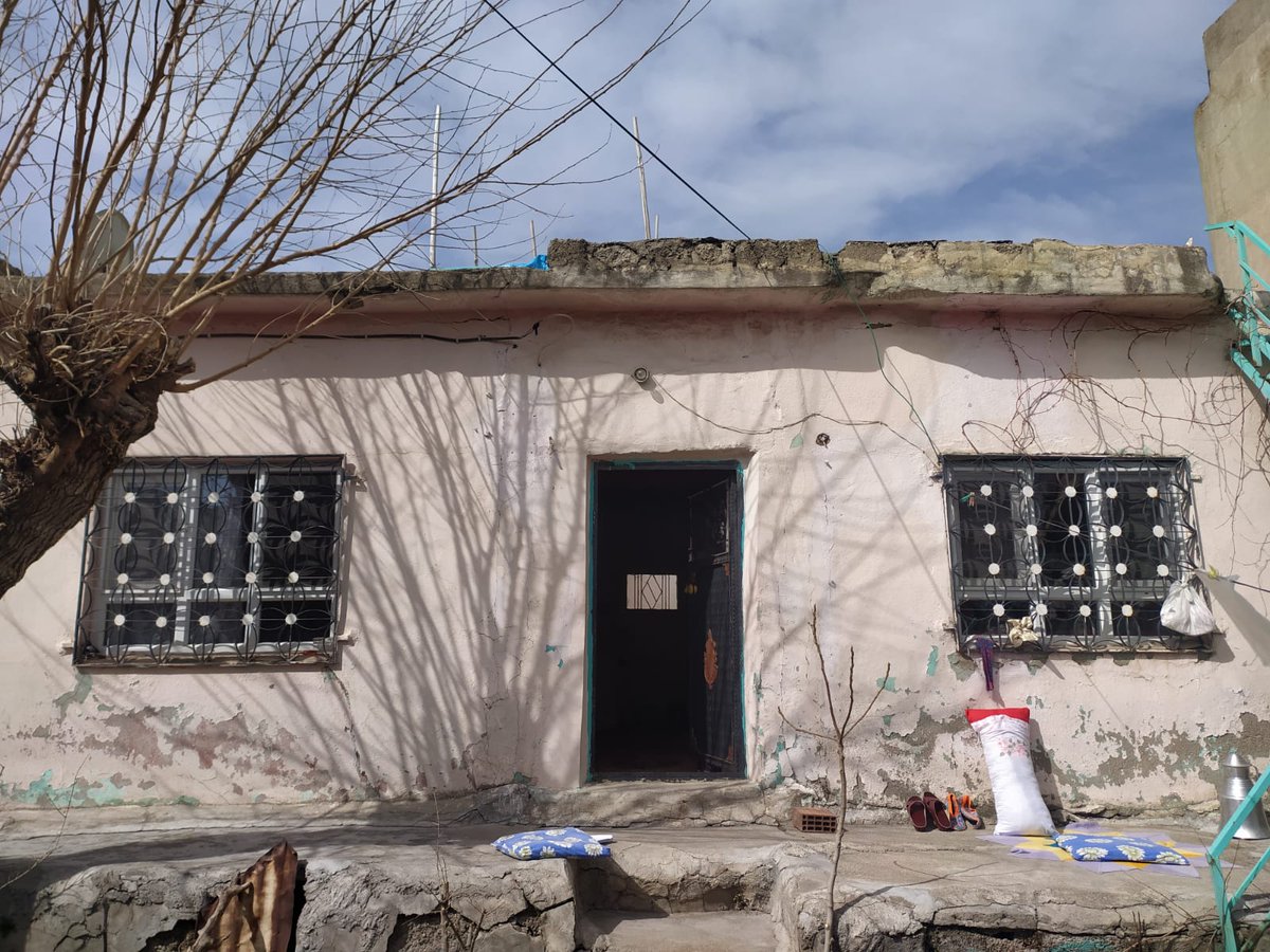 Umutsende5's tweet photo. Siirt'in Kurtalan ilçesinde yaşayan bu yaşlı teyzemiz eşini kaybetmiş,evin hali resimlerde de görüldüğü gibi çok kötü yaşanılamaz halde. Teyze hasta yürüyemiyor,kızı ona bakıyor ama durumları düşük olduğu için yardım eli bekliyorlar. Hanife teyzenin umudu olalım ❤️ https://t.co/77SAN4dN9G