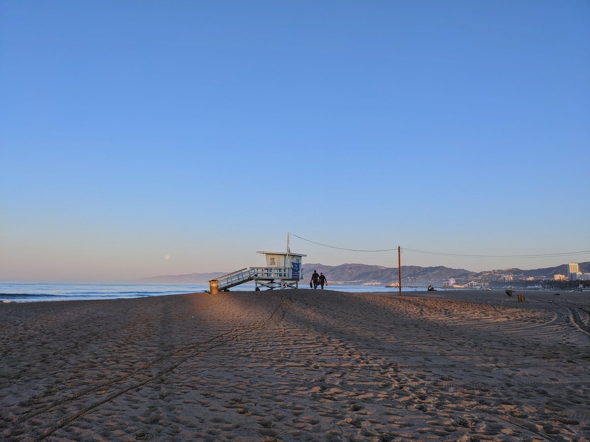 Ciszek's tweet photo. Good morning #SantaMonica✌️💙🌴☀️🌕🏊‍♂️ https://t.co/B44Mfk99ZZ