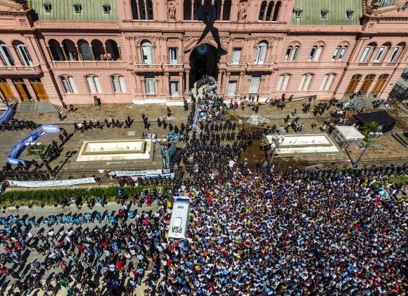 TeoCorrea23's tweet photo. Te hablan de responsabilidad y cuidado después de organizar un velorio multitudinario y una marcha peronista donde llevaban gente hasta en colectivos... en fin, la hipotenusa https://t.co/yGJbbLhhKY