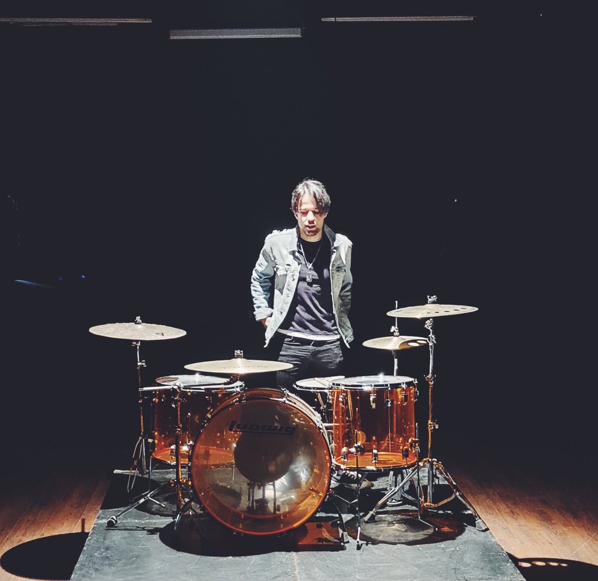 -Big toms-

Klip çekiminden anılar ...  

<a href="/LudwigDrumsHQ/">Ludwig Drums</a> #ludwigdrums #drummer #drums #vistalite #johnbonham #ludwigvistalite #shoot