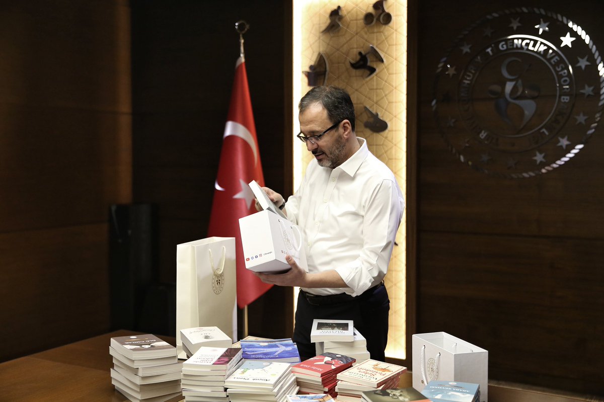 📚Bakanlığımızın yayınlarından oluşan kitap setlerini köy okullarına göndermek üzere hazırladık.

Sevgili öğretmenlerim, kütüphanenizde eksikler, ihtiyaçlar varsa bize yazabilirsiniz. Bakanlığımızın bütün imkânları sizindir.