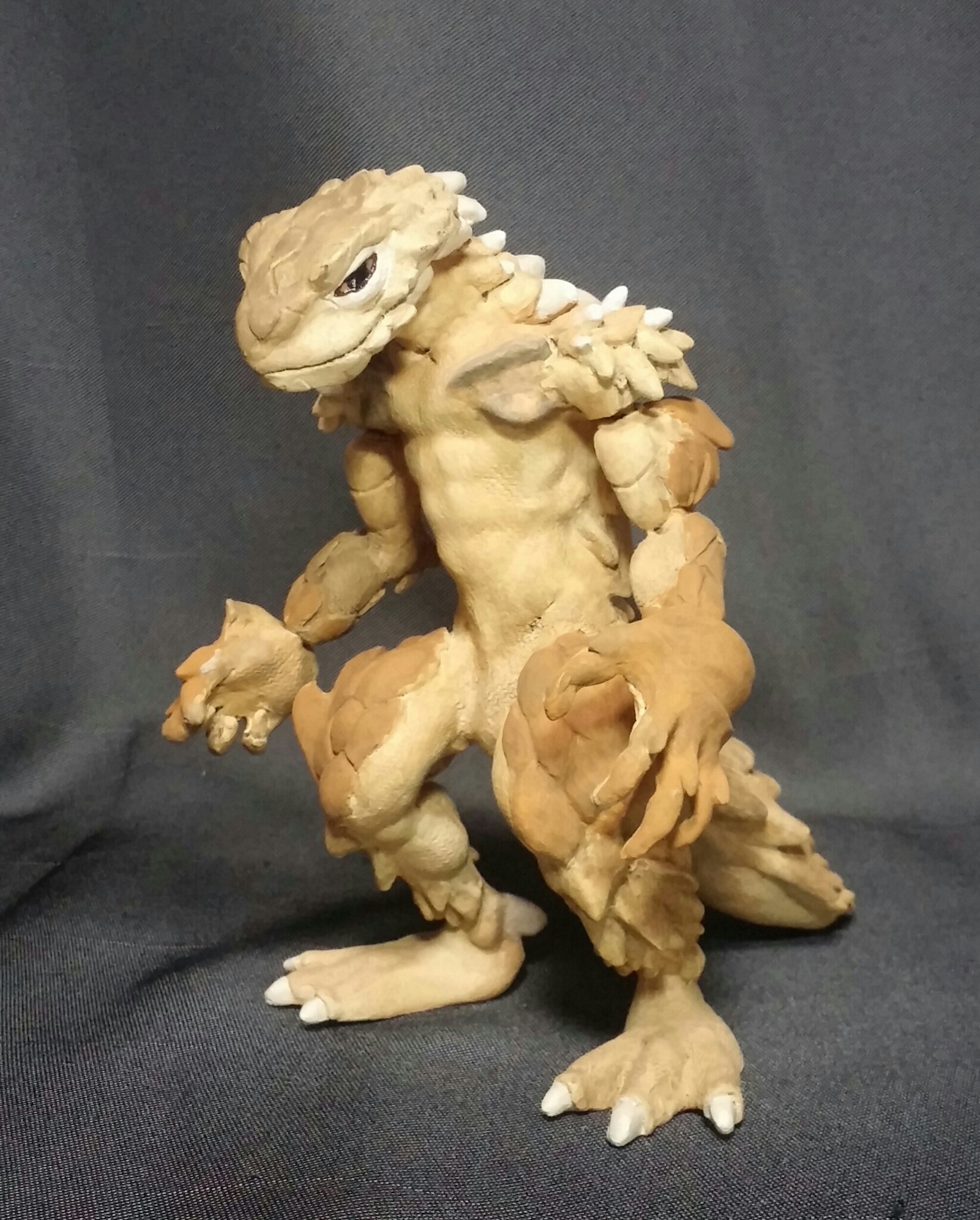 ローカルエクスプレス 永らく 鱗の表現で行き詰まって放置していた リザードマン 砂漠タイプ がこの度 完成しました 外側の鱗は なるべく硬そうな装甲っぽいイメージで表現しました 石粉粘土 ファンタジーフィギュアを作ろう T Co