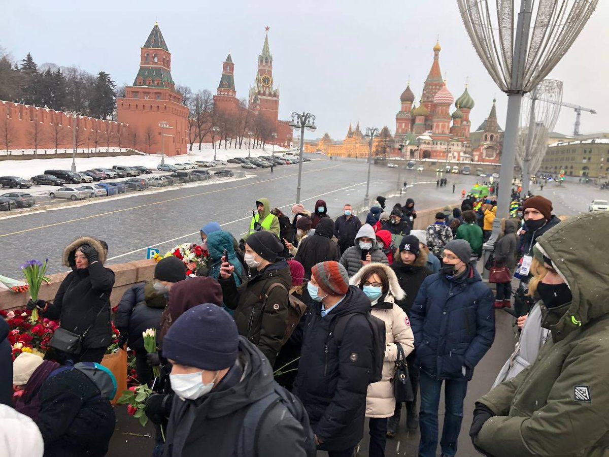 MobCounter2015's tweet image. По состоянию на 18:00 в возложении цветов на Большом Москворецком мосту приняли участие 5110 человек.