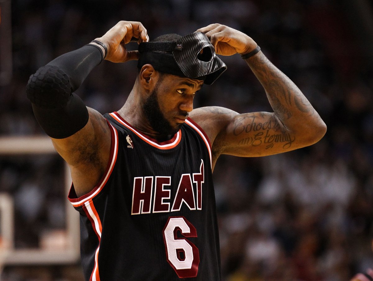 BleacherReport's tweet photo. Seven years ago today, LeBron James pulled out the black mask in South Beach 🔥

He dropped 31 points in a blowout win over Melo and the Knicks https://t.co/mCRLZKuXv2