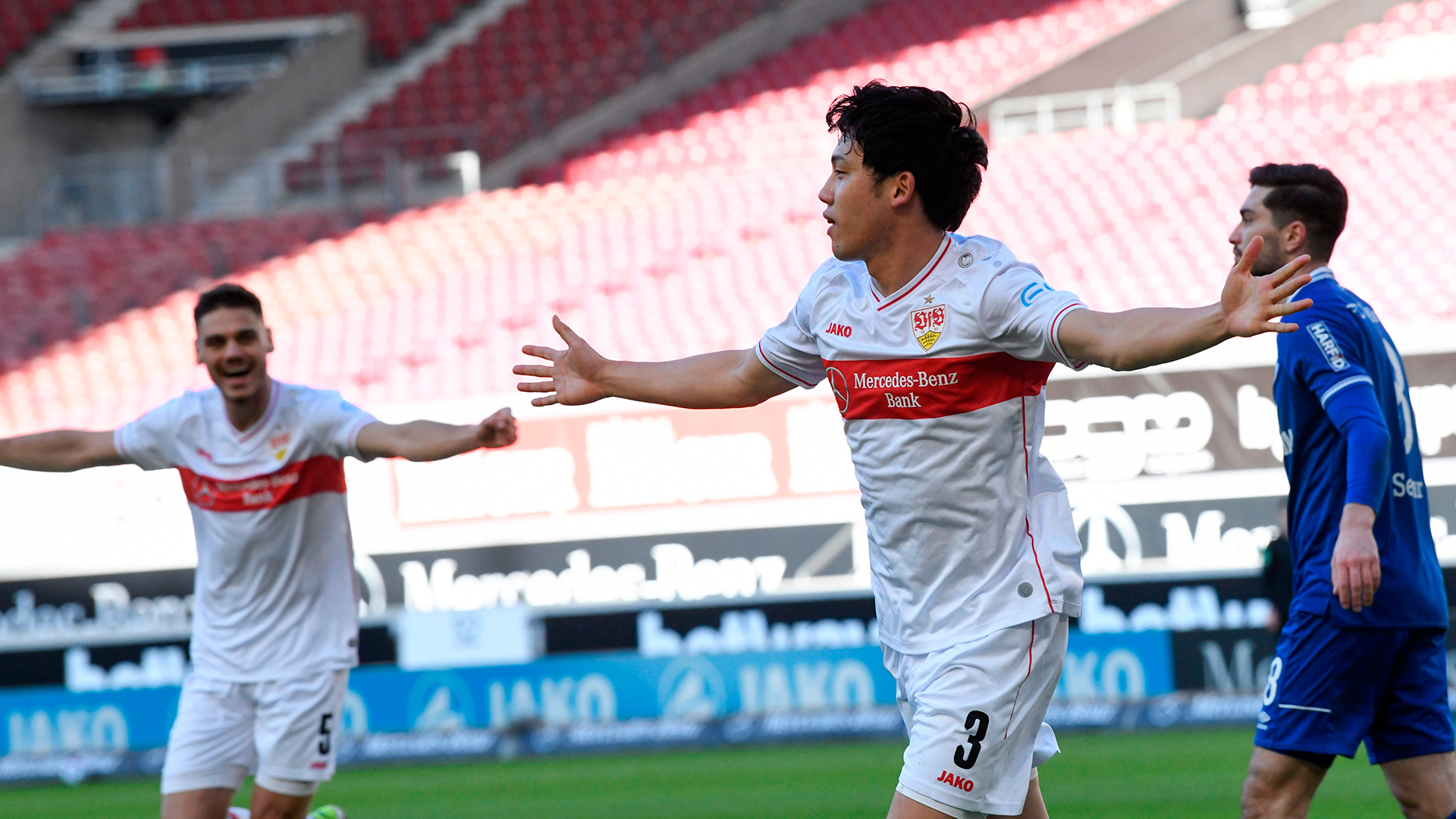 Goal Japan 速報 遠藤航 衝撃のドッペルパック シュトゥットガルト の遠藤がシャルケ戦で記念すべきブンデス1部初ゴール さらに即座に2ゴール目も奪う スコア速報 T Co Ffziqnl2qr T Co Mw0mijdnon