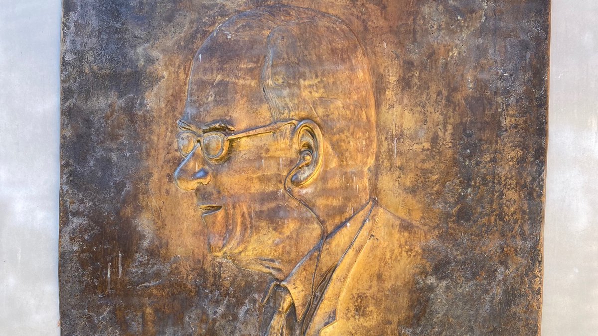 VCU_Promise's tweet photo. A sculpture on the MPC features a large easel with a sketch of Henry H. Hibbs (pictured), founder of the Richmond School of Social Economy, which became the RPI and later VCU. If you want to visit this work of art, head to the Shafer Court area. #FulfillingThePromise https://t.co/pYvv9dD9qP