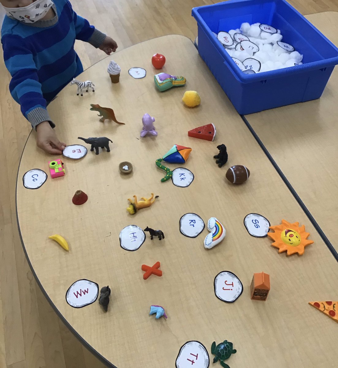 grade3vsps's tweet photo. We had a lot of fun exploring letters, sounds and words this week! #literacy #YRDSB #YRDSBEarlyYears #kindergarten https://t.co/fjaBCbH00P