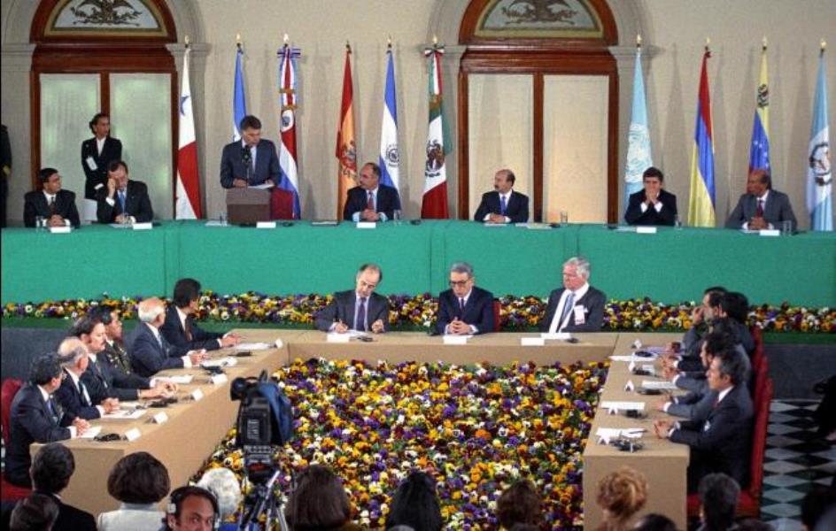 Politizados_com's tweet photo. El actual sistema es producto de los Acuerdos de Paz de Chapultepec de enero de 1992.

Desde entonces, 2 partidos dominaron la politica: #Arena, que se fundamenta en la idea de “Dios, Patria y Libertad” y el #FMLN, de izquierda. Accedió al poder entre 2009-2019.

#Elecciones2021 https://t.co/HpKXJo0jQV