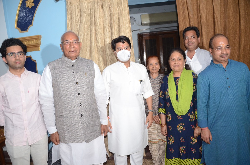 RajeshSolankiMP's tweet photo. राज्यसभा सांसद श्री ज्योतिरादित्य सिंधिया @JM_Scindia जी से अपने निवास पर सौजन्य भेंट। https://t.co/uryIG4yIjg