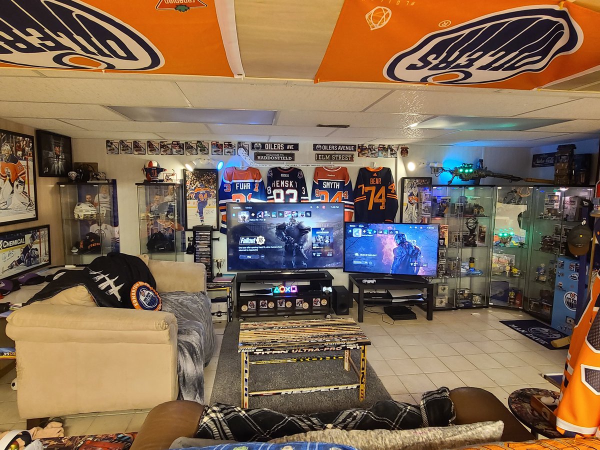oOCapt_CanuckOo's tweet photo. Little update on the Oilers/Fallout cave. Just need to upgrade the 1 TV when they are on sale and we'll have a perfect his/her gaming set ups. #Fallout #Oilers #Gaming #Hockey https://t.co/Pqvueo6691
