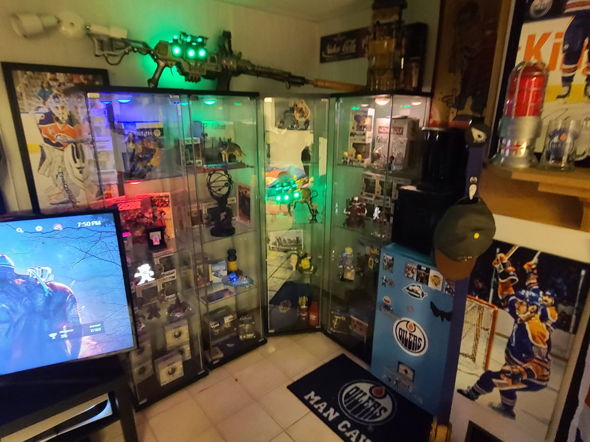 oOCapt_CanuckOo's tweet photo. Little update on the Oilers/Fallout cave. Just need to upgrade the 1 TV when they are on sale and we'll have a perfect his/her gaming set ups. #Fallout #Oilers #Gaming #Hockey https://t.co/Pqvueo6691