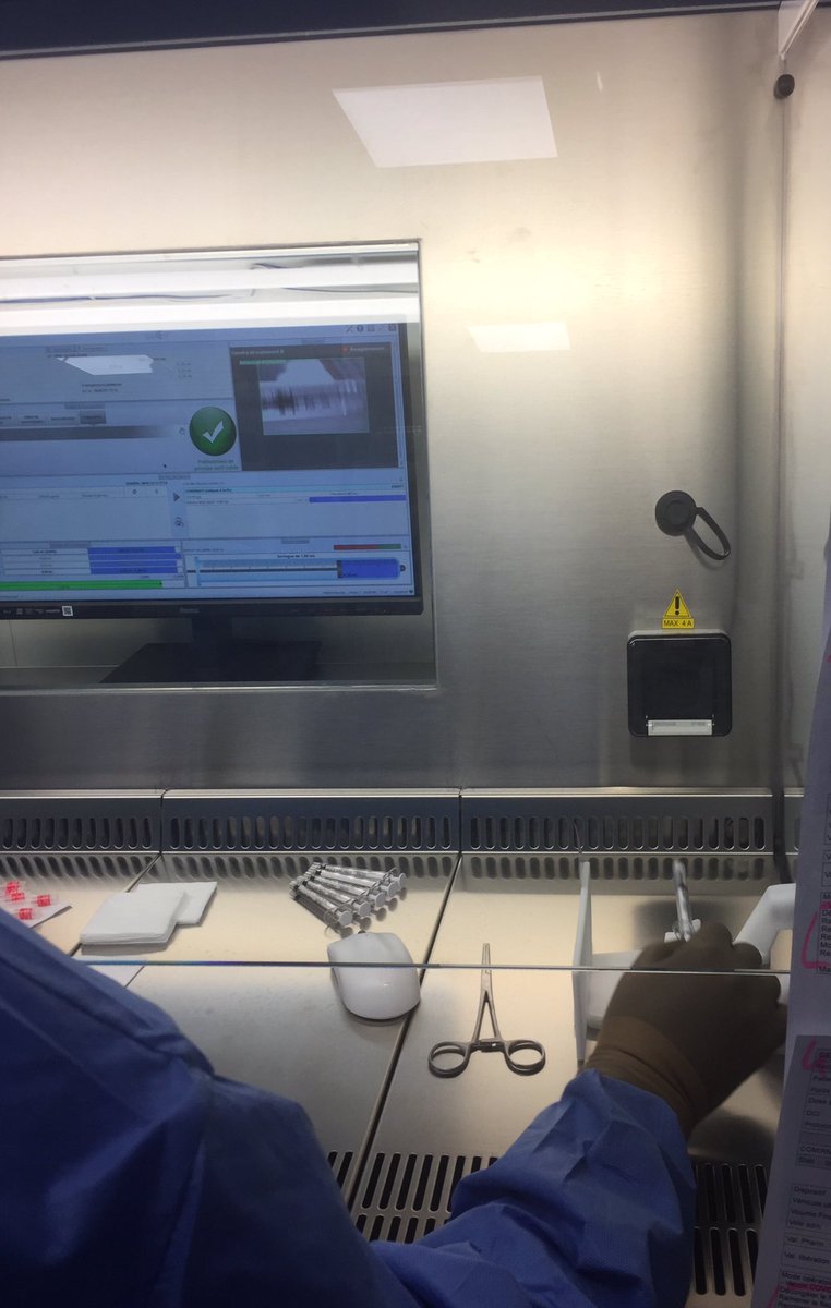 arz7614's tweet photo. 👏👏👏🙏 à margaux et ugo nos internes de la pharmacie @GHLaRochelle  qui se sont révélés indispensables dans la préparation des seringues et la mise à disposition des vaccins et matériels. Les bons chiffres @departement17 sont dus en partie également à leurs efforts 👍✊👊 https://t.co/YvCzU2cU8P