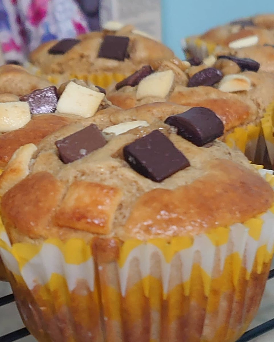 Hice estás magdalenas sanas,con harina de avena y espelta,azúcar de coco,aceite de oliva,yogur griego y mi ingrediente trampa chips de chocolate blanco y negro,todavía no las he probado pero¿ a qué tienen un aspecto genial?
Besazos