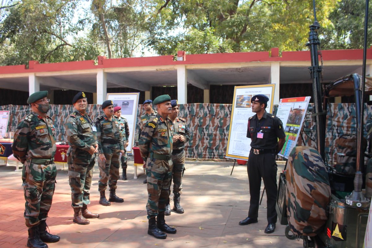 #ArmycdrSouthernComd  #LtGenJSNain visits #GoldenKatar division
Compliments all ranks on high standard #Oppreparedness #combatreadiness #triservicesynergy #opinnovations 
@DefencePRO_Guj 
@IAF_MCC
@IaSouthern 
@PIBAhmedabad 
@adgpi 
@SpokespersonMoD