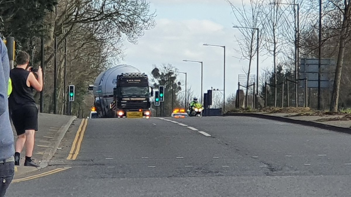 walkermark67's tweet image. #pytch new office the fuselage of a #boeing727  moving into Brislington #pytchair
