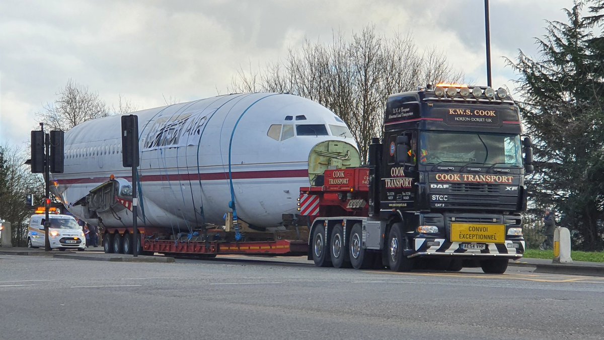 walkermark67's tweet image. #pytch new office the fuselage of a #boeing727  moving into Brislington #pytchair
