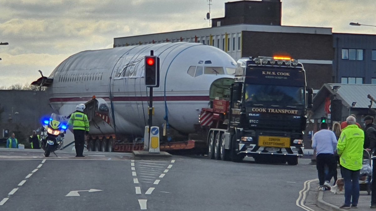 walkermark67's tweet image. #pytch new office the fuselage of a #boeing727  moving into Brislington #pytchair