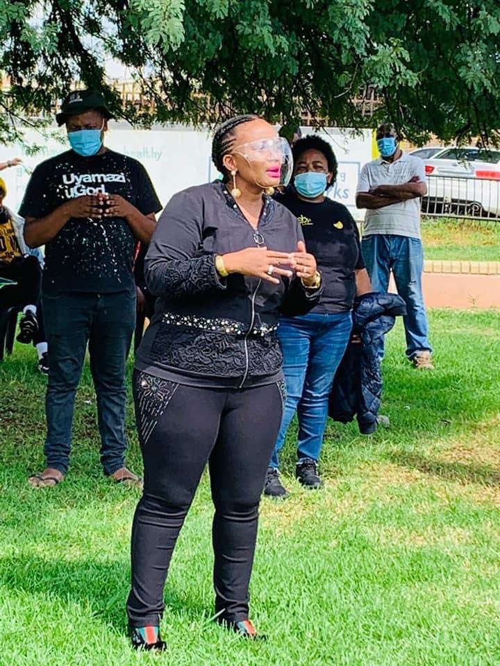 Loyiso_Masuku's tweet photo. Today, we joined Soweto Young Men United for their Thezi sessions themed "Help Us  Help Ourselves" where women were invited for the first time to share their views on how men should treat women &amp; be treated in order to eliminate the scourge of GBV &amp; femicide.
#SYMU
#StopGBV https://t.co/VZ6n3ZoYRz