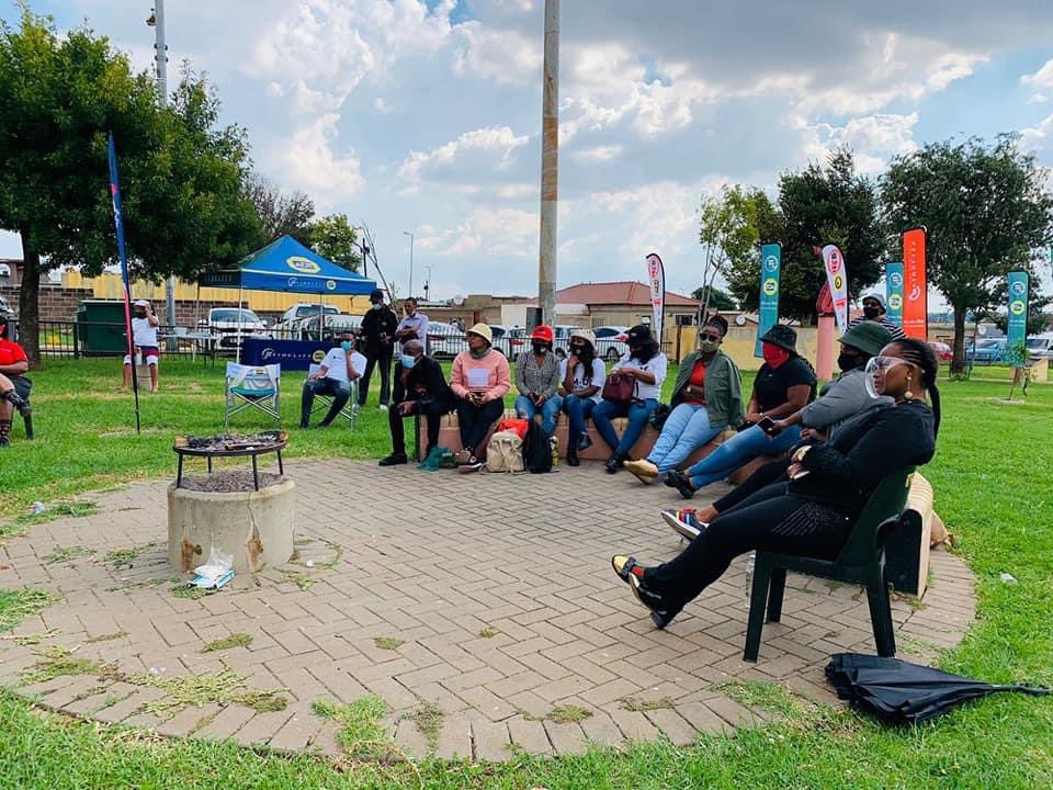 Loyiso_Masuku's tweet photo. Today, we joined Soweto Young Men United for their Thezi sessions themed "Help Us  Help Ourselves" where women were invited for the first time to share their views on how men should treat women &amp; be treated in order to eliminate the scourge of GBV &amp; femicide.
#SYMU
#StopGBV https://t.co/VZ6n3ZoYRz