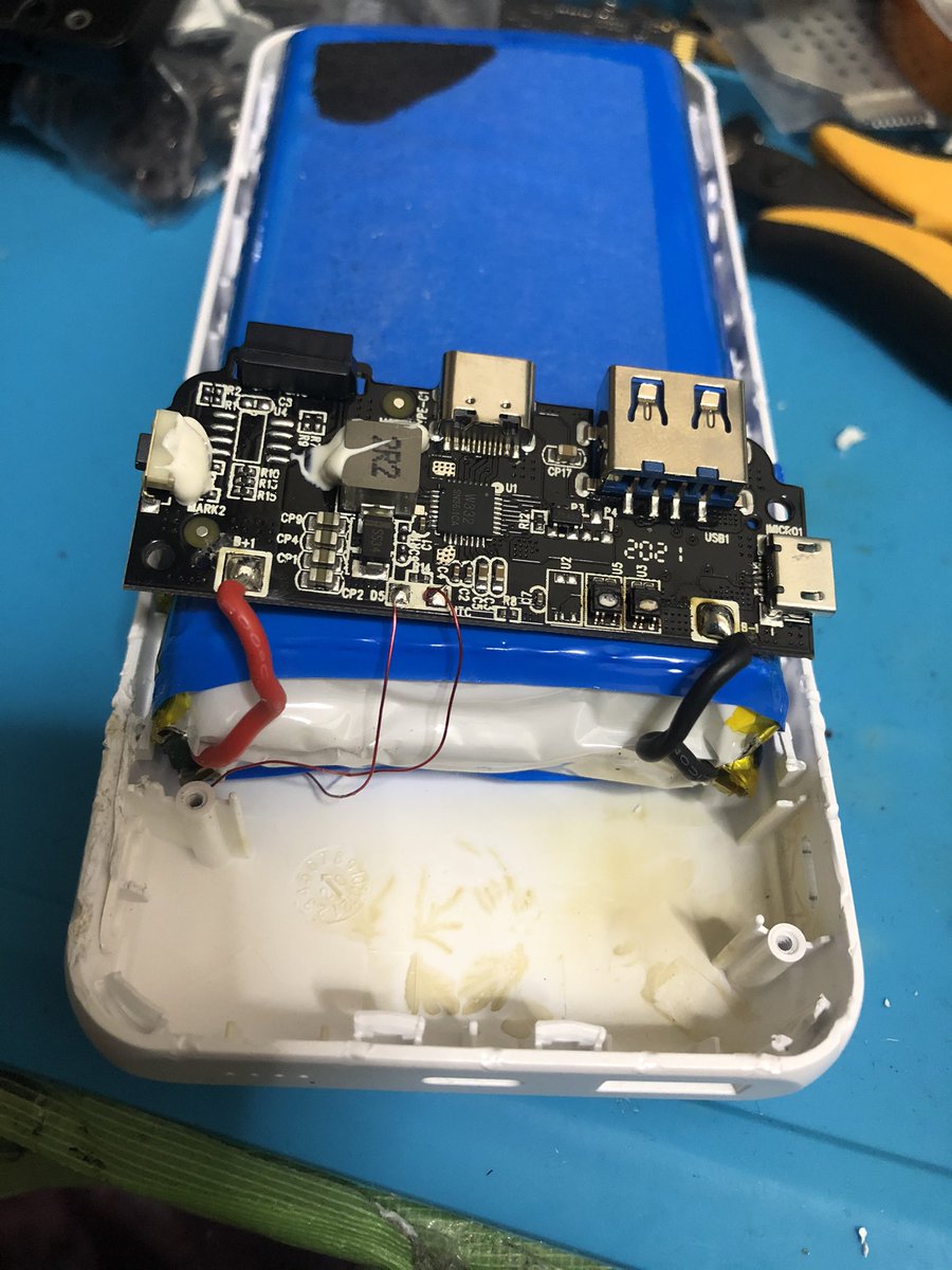Pc修理廃人 A Twitter 大量死していた中華oemモバイルバッテリーを解体したところ全て同じ箇所のicが燃えていた リチウムイオンのセルまで焦げてるのでかなり怖い バッテリー自体も膨らんでるし中々酷い壊れ方 完全に設計ミス 大陸製モバイルバッテリー