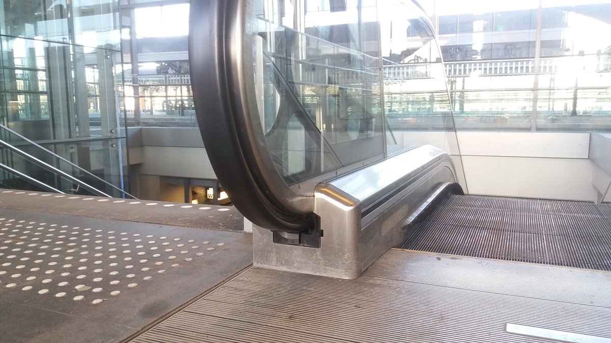 Roltrap defect op Hilversum station, klepje links onder ingedeukt, mogelijke reden? #ns #thyssenkruper #hilversum