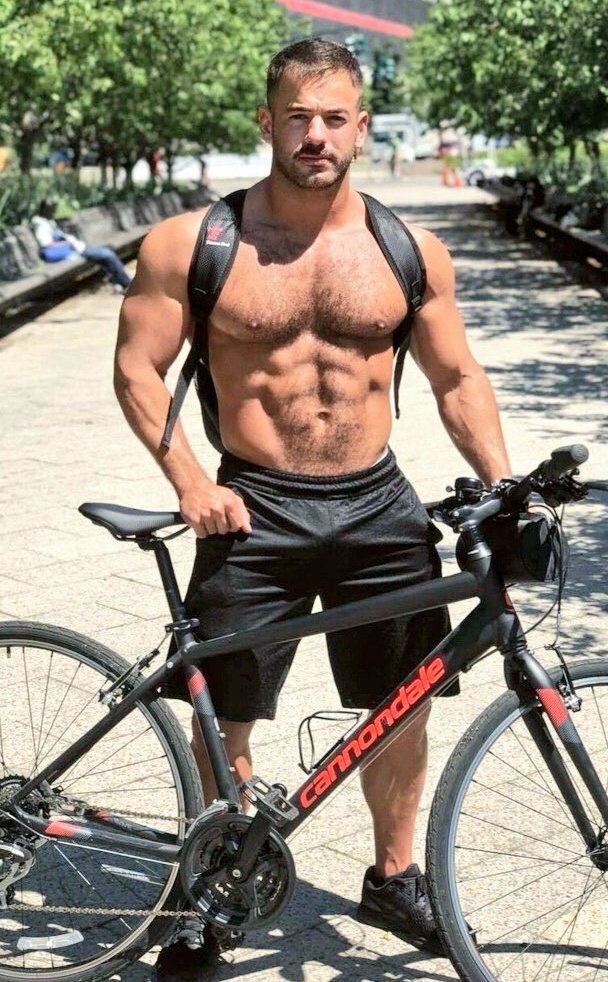 Накаченный велосипед. Брутальный велосипед. Парень на велосипеде. Велосипедисты мужчины. Накаченный мужчина на велосипеде.