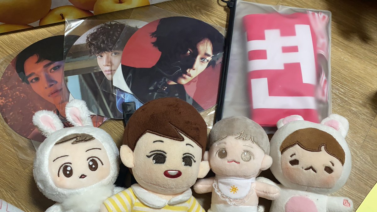 엑소 포카 포함 앨범 0.3에 양도합니다 !! 부채는 아티움 공식 부채고 0.1에 엑소 인형은 디엠으로 찔러봐주세요 최대한 그 가격에 맞춰드릴게요:) #엑소 #엑소앨범 #엑소포카 #부채 #엑소인형 #인형 #양도 #앨범양도 #인형양도