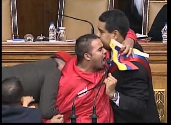 El loco que interrumpió la investidura de Maduro para pedirle ayuda