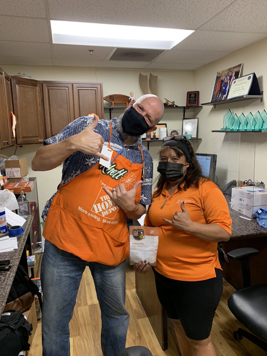 Shouts to Lei-Shell ! She wears many hats and has been rockin it while I’ve been between stores ! Big win organizing our Spring set this year ! #homeraward from the DEM!#hd1702 #methd1702 #hdpearlcity #metteam1702 #orangeblooded <a href="/Natashablessed1/">Tasha</a> <a href="/Joanou_Robert/">Robert Joanou</a> <a href="/keoki_souza/">Keoki Souza</a>