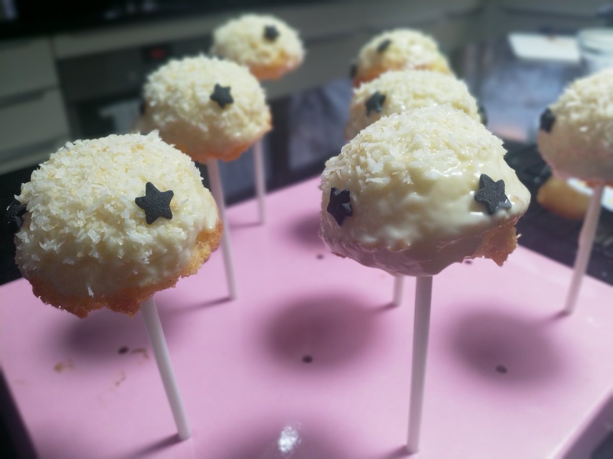 VeronikaJakl's tweet photo. #LockdownBakery #cakepops https://t.co/aoRp4HINea