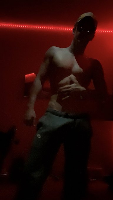 i think you need a Lap Dance tonight 😈 https://t.co/0kGu3o6SfB