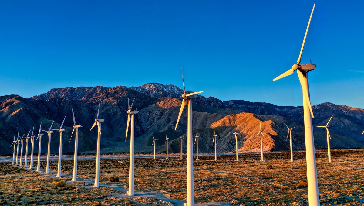 ando_money's tweet image. Gone with the wind. 💨 Whether they are located in the ocean or spread across the drive to Palm Springs, wind turbines with propeller-like blades are built to withstand even the greatest gusts—capturing energy from the wind to generate electricity. #CleanEnergy #BankWithPurpose