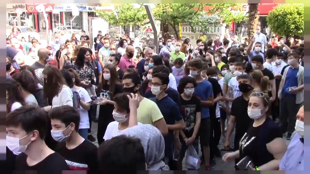 ekinsunergiiz's tweet photo. sınav kağıdı hayatımızdan daha mı değerli? inatlaşmayı bırakın artık sınav günleri bu görüntülerin hepsi bir daha yaşanacak gerçekten bunu mu istiyorsunuz #neyapacağız #GençleriDinleBakan #EqualityForTurkishStudents https://t.co/6xaglayWTQ