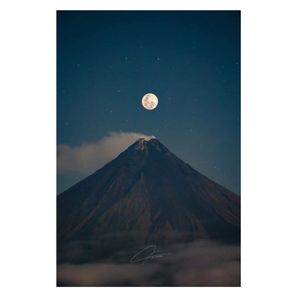 Reina12045's tweet photo. @Teemild_ our majesty beautiful mayon volcano. 🌋 https://t.co/uYtBETi79w