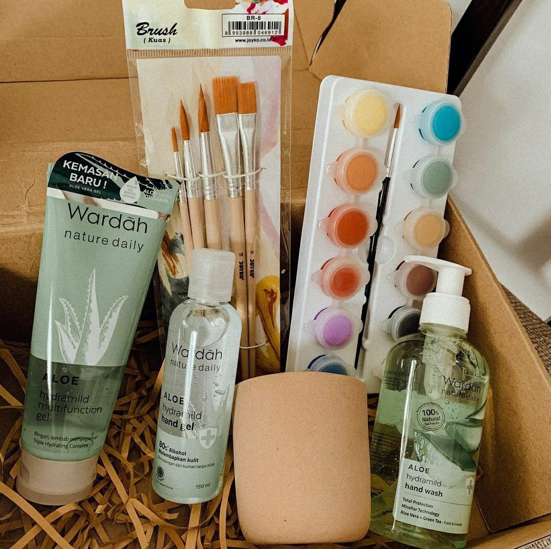 hanggiini's tweet photo. Anyway, I get this painting kit by buy Wardah Aloe Hydramild Hand Gel and fill out the registration form at @ wardahbeauty. You can also join the workshop with @ https://t.co/h4F6dayLEJ 🤗🤍 https://t.co/863jVLp1yq