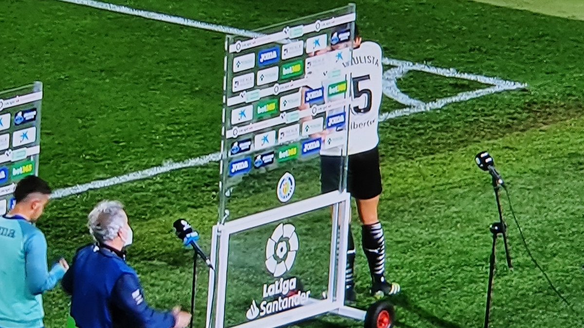pacopolit's tweet photo. ⚽️ Gabriel Paulista llorando al final de su comparecencia. Lo que están sufriendo ahí dentro en medio del desgobierno que les rodea también hay que tenerlo en cuenta. https://t.co/vHyMkO4NEb