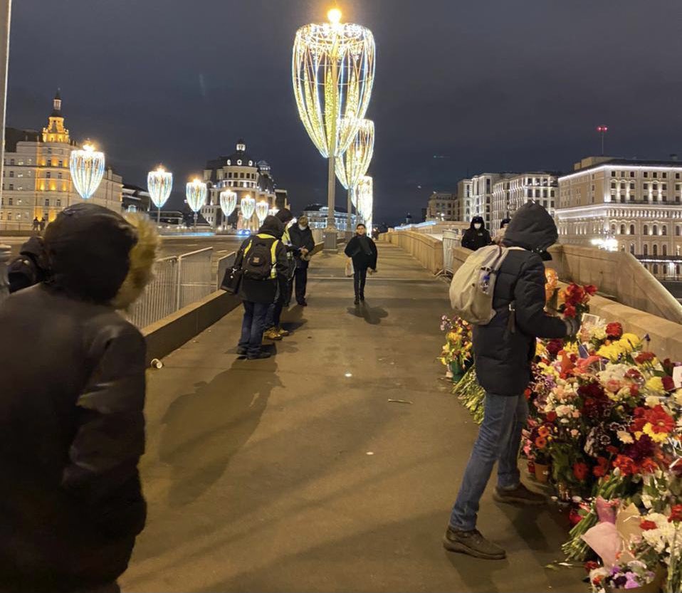 MobCounter2015's tweet image. По состоянию на 00:20 в возложении цветов на Большом Москворецком мосту приняли участие 6645 человек.
Наблюдение завершено.