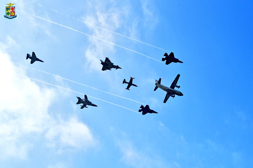 FlMichele69's tweet photo. Ladies and Gentlemen a part of the #ItalianAirForce🇮🇹 in flight in formation:
1 #C27J
2 #F35A
1 #MB339CD
1 #Typhoon
1 #TornadoECR
1 #M346A
@ItalianAirForce https://t.co/NEMPEfMxar