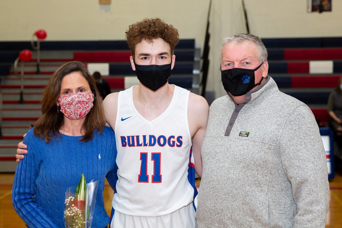 SHMDphotos's tweet photo. Going to take two tweets to show all 6 South High Basketball seniors, and our lone senior cheerleader! @SGF_Basketball @SGF_Athletics @SGFSchools https://t.co/UYecPoY3YV
