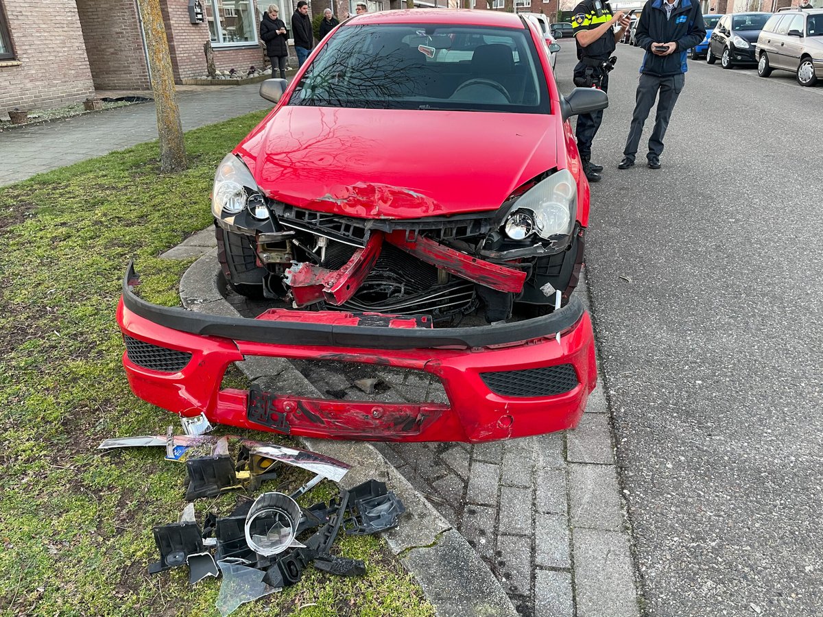 Ongeval met flinke materiële schade in #Helmond Oost (@harriefotogra maakte de foto's) Zie..
