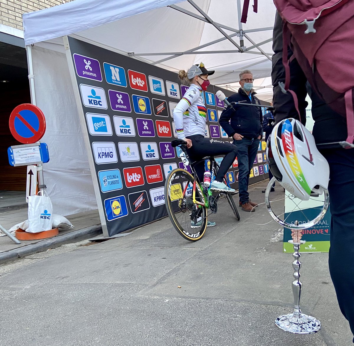 Klaas Jan vd Weij (@kjvdweij) on Twitter photo Trofee en helm van <a href="/AnnavdBreggen/">Anna van der Breggen</a> kijken toe hoe ze daar een uur nadat ze overtuigend heeft gewonnen buiten in de kou de media te woord staat. #Omloophetnieuwsblad Trofee en helm van <a href="/AnnavdBreggen/">Anna van der Breggen</a> kijken toe hoe ze daar een uur nadat ze overtuigend heeft gewonnen buiten in de kou de media te woord staat. #Omloophetnieuwsblad