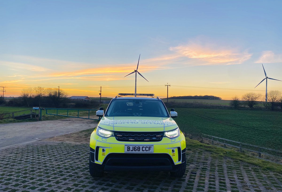 Chadwick7Lewis's tweet photo. It’s not been sunny for a while.... hence no photos from me 😂😎☀️ #TrafficOfficers #landroverdiscovery #A1 #sunsetatwork @HighwaysYORKS https://t.co/wFAwUKHUd7