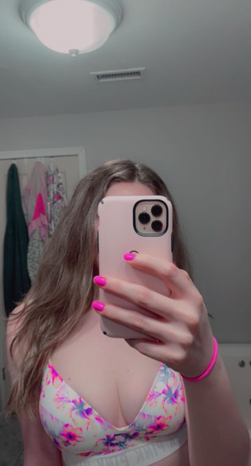 Hehe 😋 https://t.co/YNY72OqGKt<a href="/tag/selfie"class="tags"><span>#selfie</span></a><a href="/tag/floral"class="tags"><span>#floral</span></a>